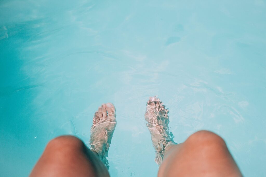 feet, legs, swimming pool-1853291.jpg